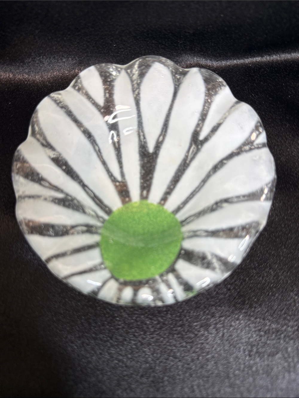 Sydenstricker Fused Glass Ruffled Edge Daisy